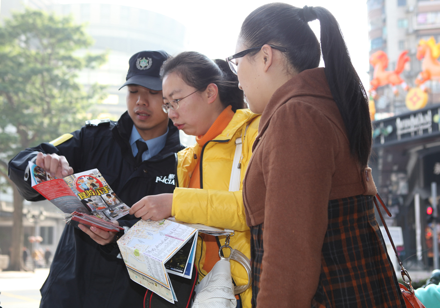 旅客留心聽警員講解防盜訊息