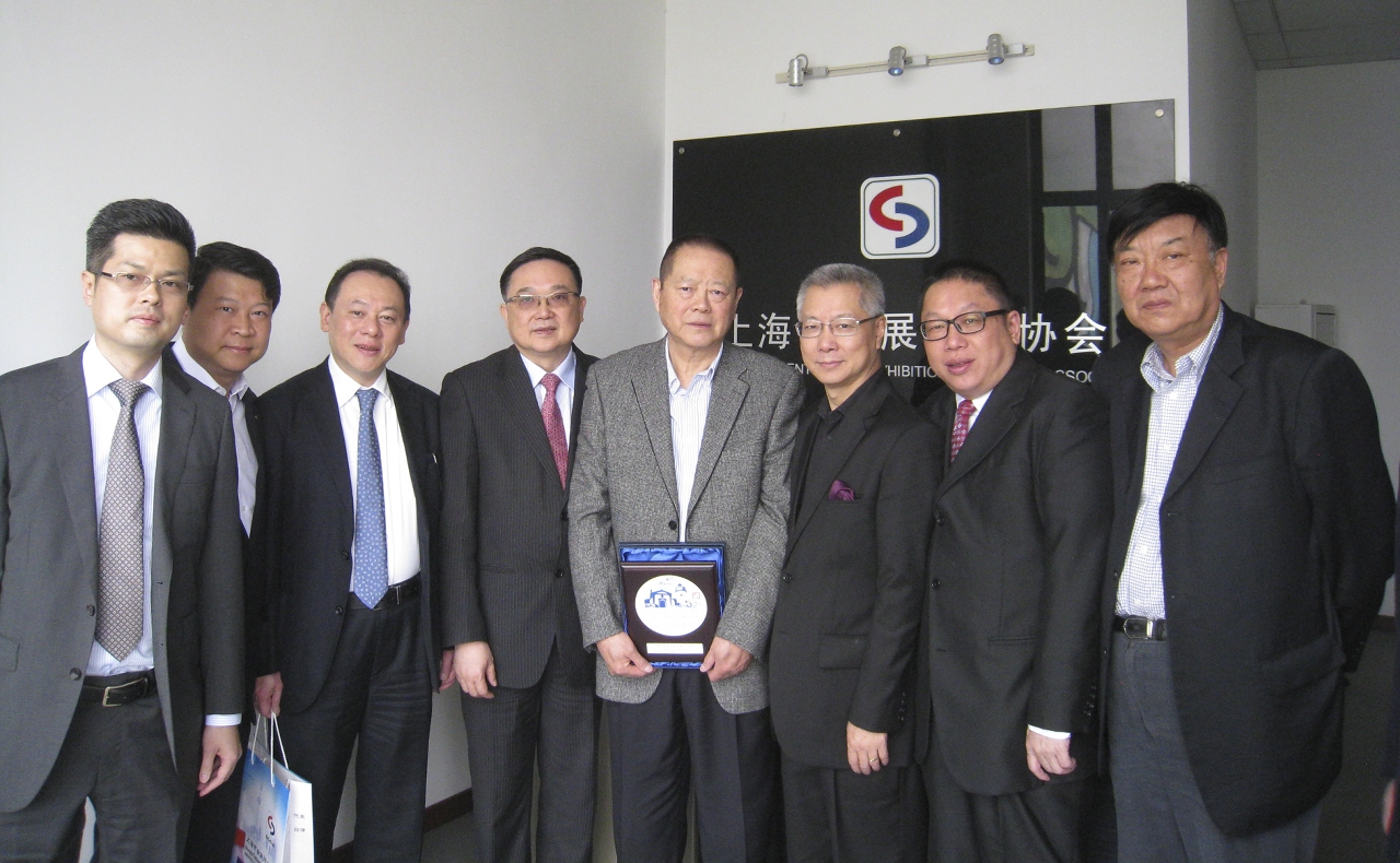 考察訪問團一行拜訪上海市會展行業協會會長吳承璘 (右四)