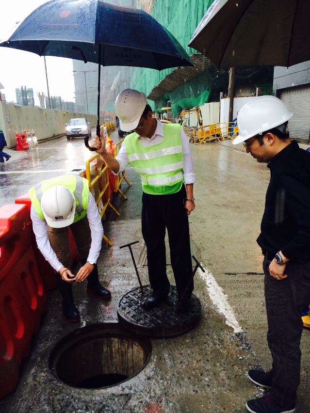 運建辦視察工地周邊的排水情況