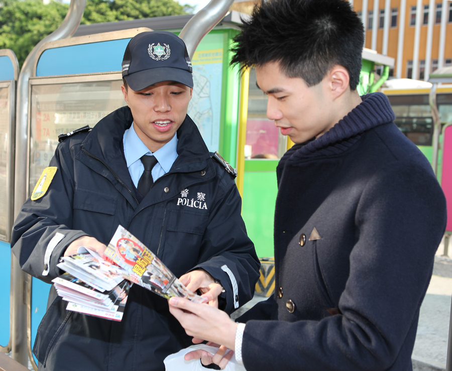 警員向市民講解防扒要領