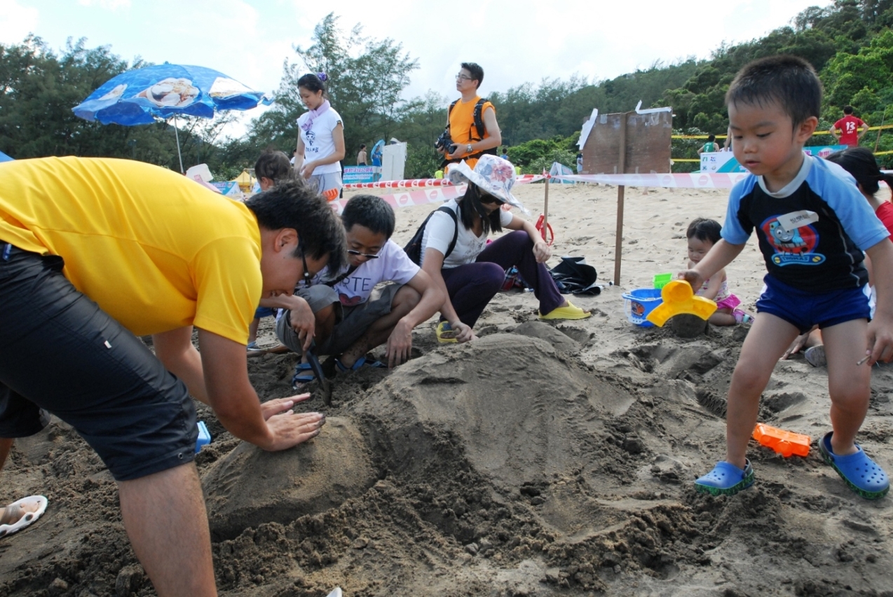 黑沙海灘迎夏日堆沙比賽