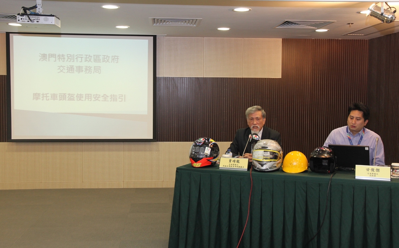 交通事務局介紹摩托車頭盔使用安全指引
