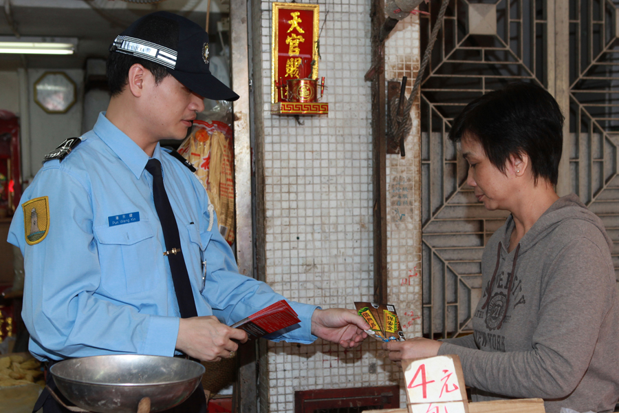 治安警向居民派發慎門戶單張