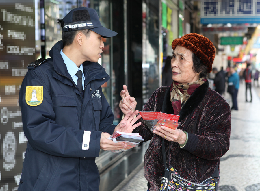 長者即場向警員分享巴士扒竊的個案