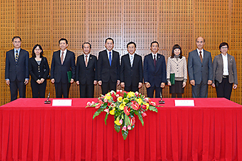 台灣澳門經濟文化辦事處和台北經濟文化辦事處代表在澳門文化中心簽署《澳門與台灣間航空運輸協議》