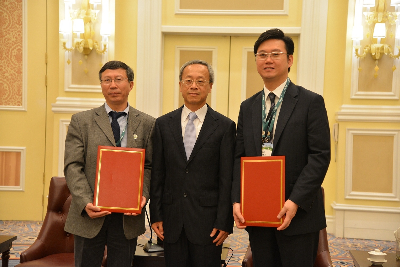 在澳門特別行政區運輸工務司劉仕堯司長見證下，由中華人民共和國環境保護部周生賢部長特別代表、港澳事務辦公室涂瑞和副主任與澳門環境保護局張紹基局長進行更新的《內地與澳門特別行政區環境保護合作安排》換簽儀式。