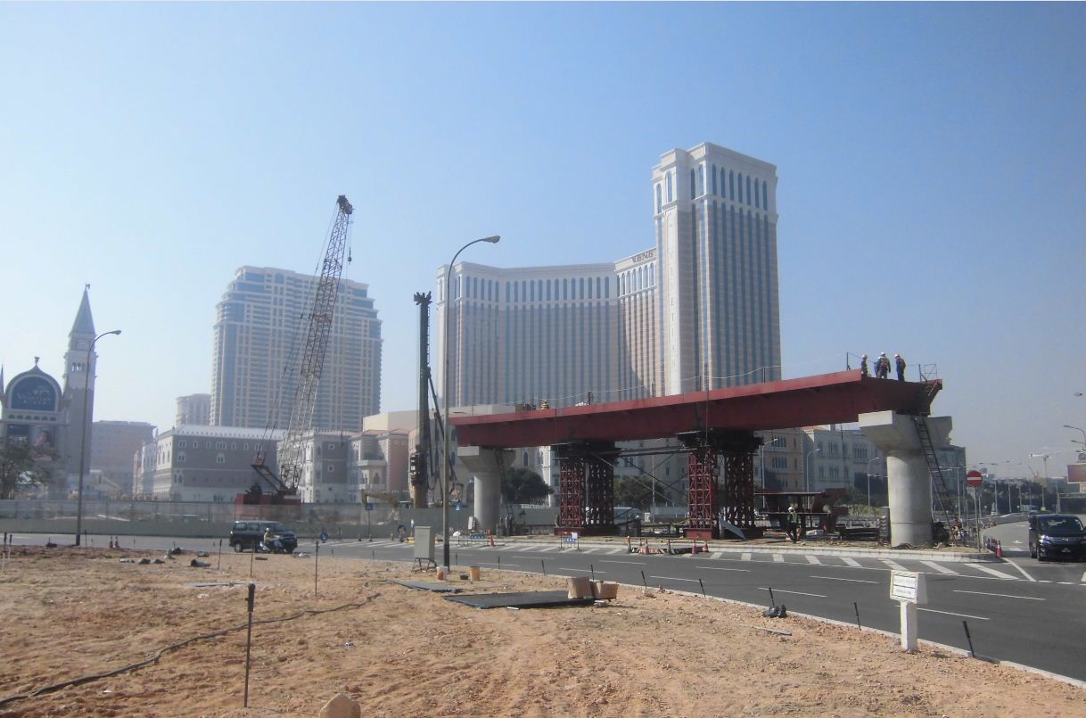 路氹連貫公路圓形地行人天橋首階段橋面吊裝工程完成