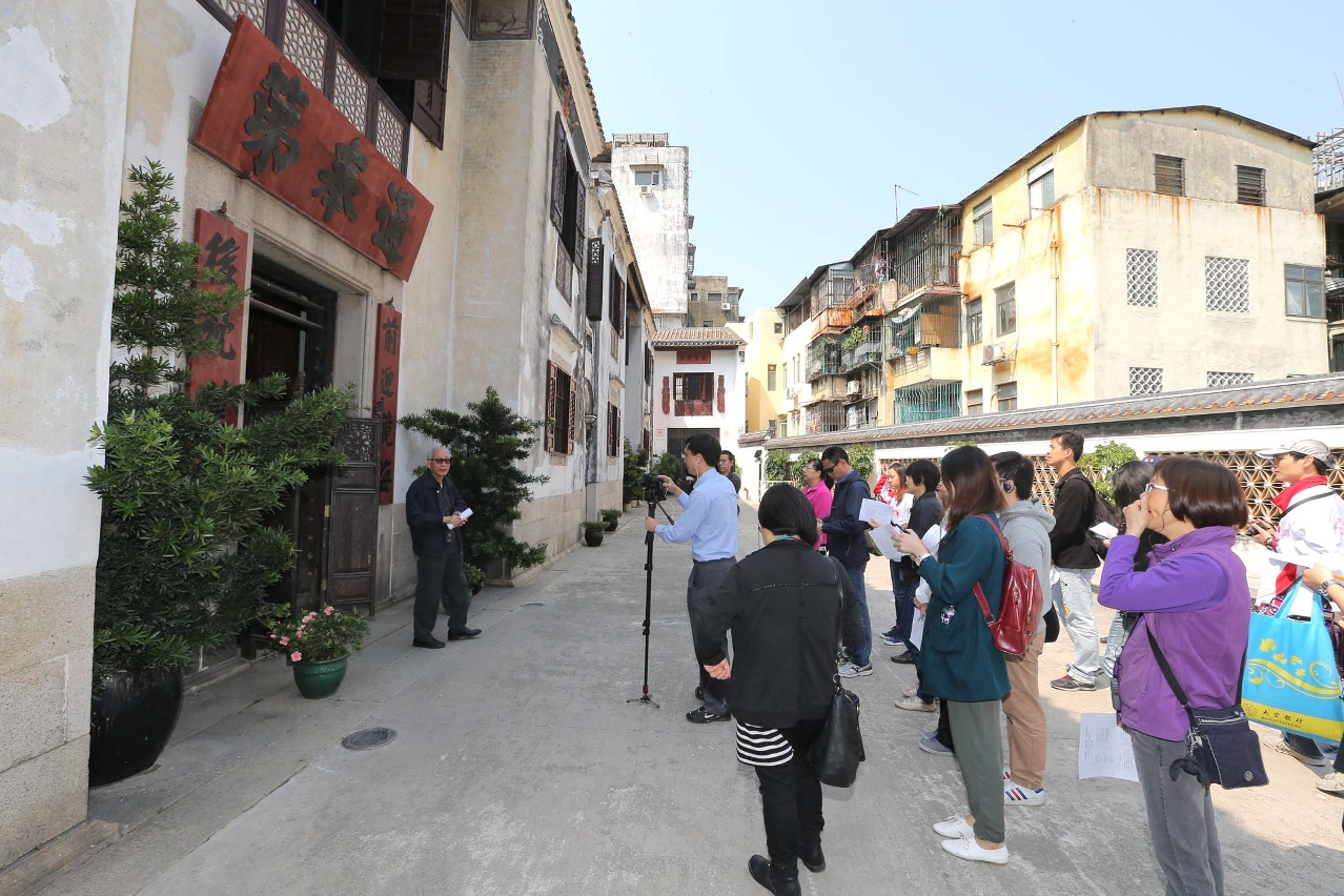 鄧景濱教授於鄭家大屋內講解不同牌匾、對聯背後蘊含的故事。