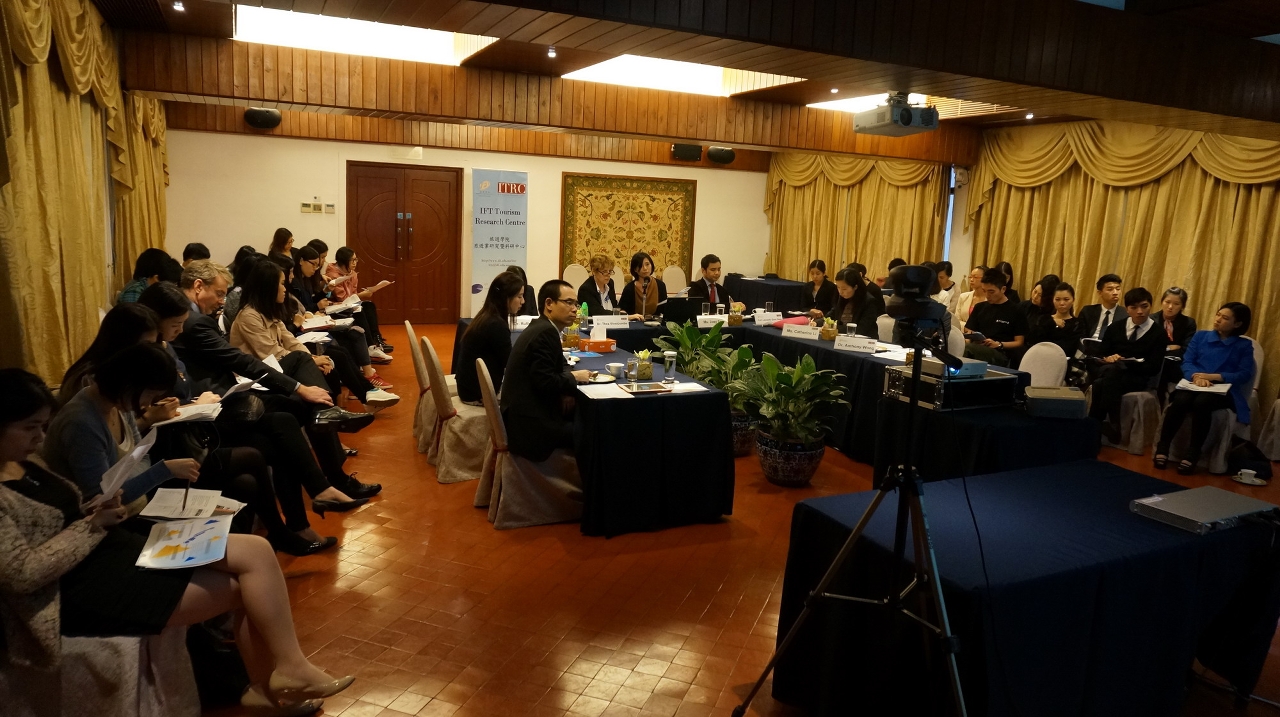 來自旅遊學院及英國波恩茅斯大學的演講者正進行討論。