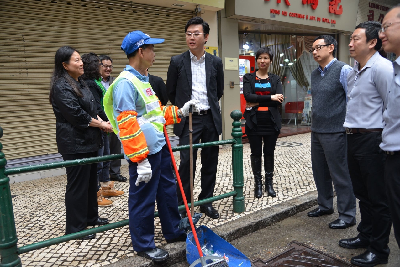 新清運服務合同正式開展，環保局與民署人員到多個地點視察，亦了解街道清潔工的工作情況
