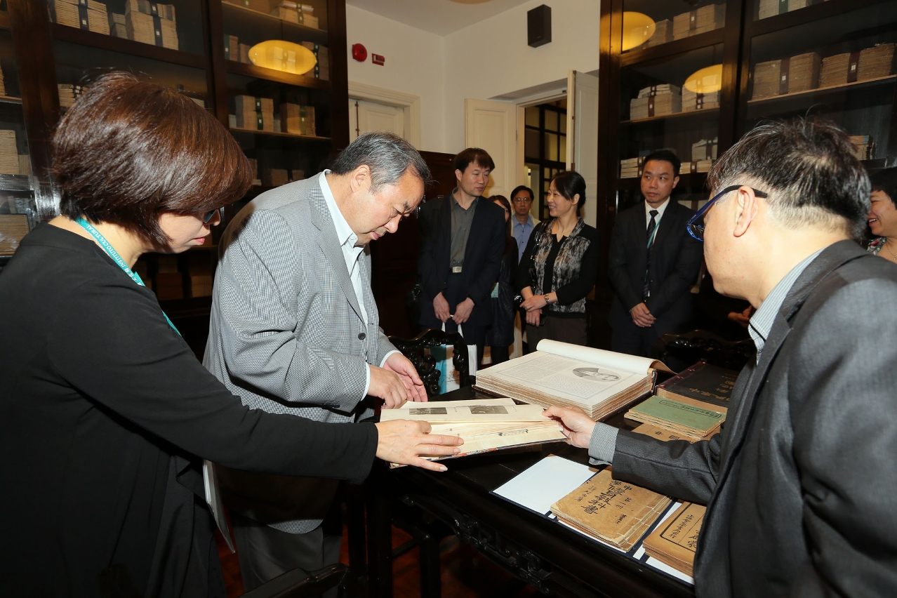 周和平細心欣賞何東圖書館內的書籍典藏