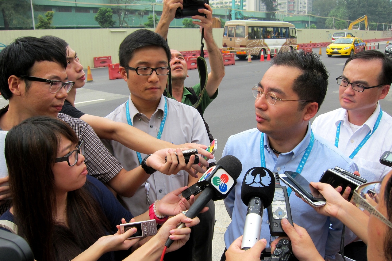 運建辦副主任李安德到運動場道現場視察