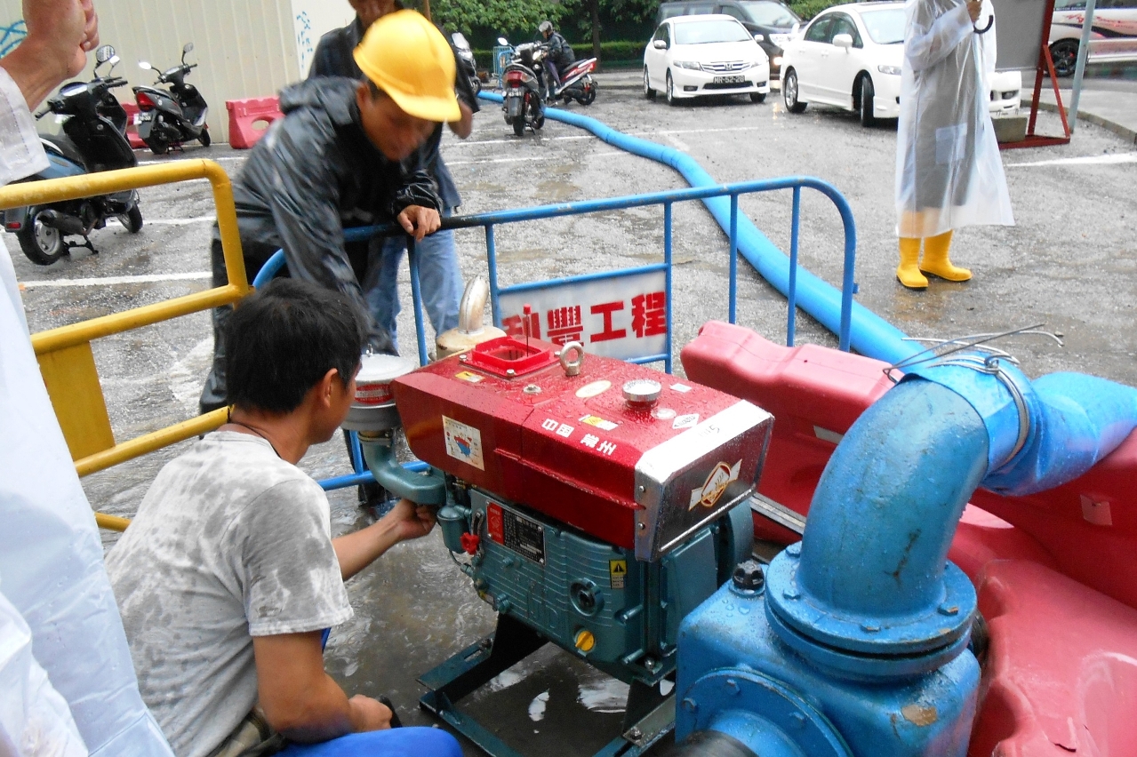 暴雨期間工地人員即時開動泵機排水