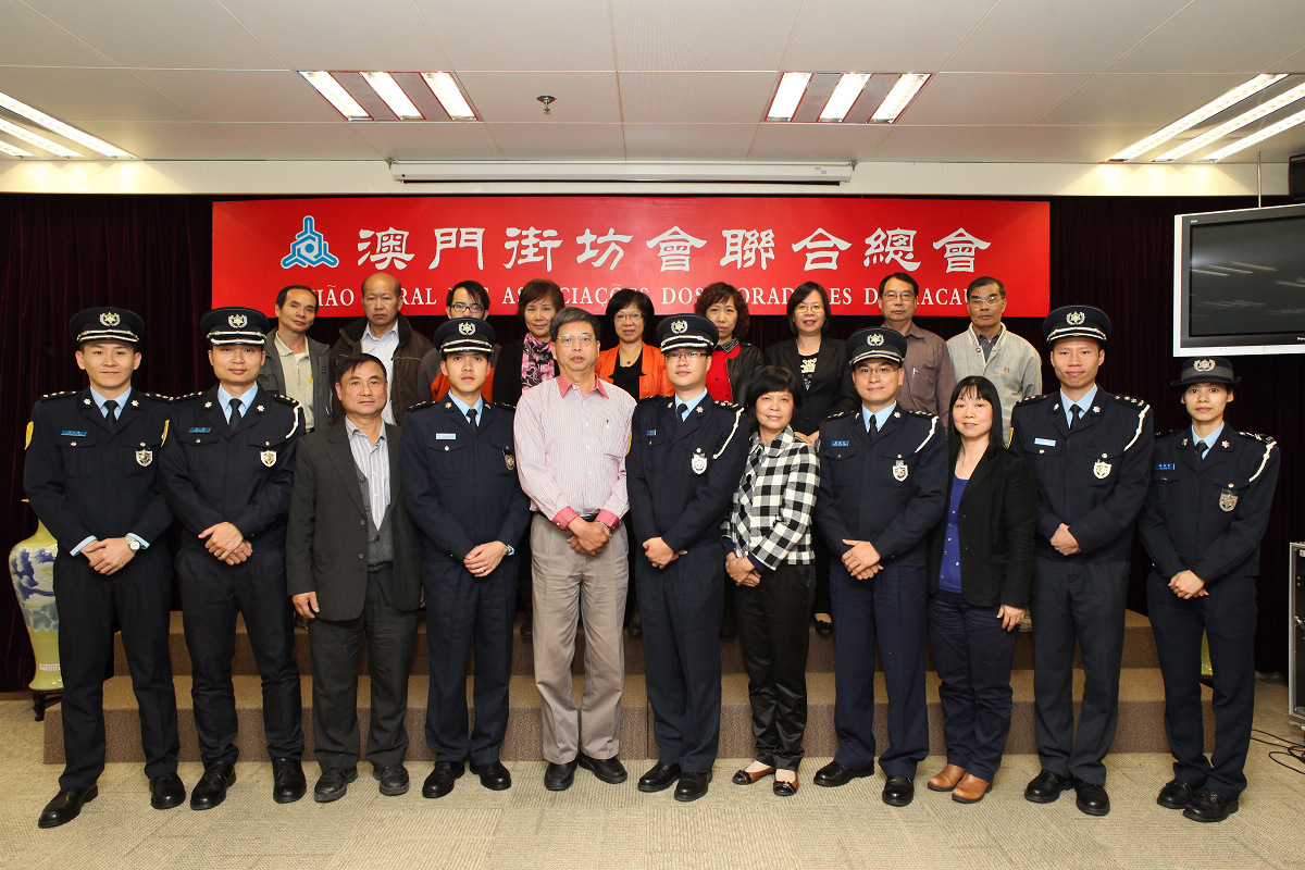 街總社區警務聯絡主任與警方對口警官合照