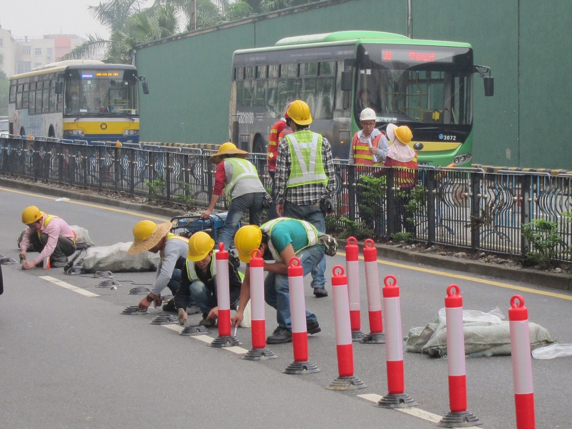 施工人員安裝臨時道路分隔設施