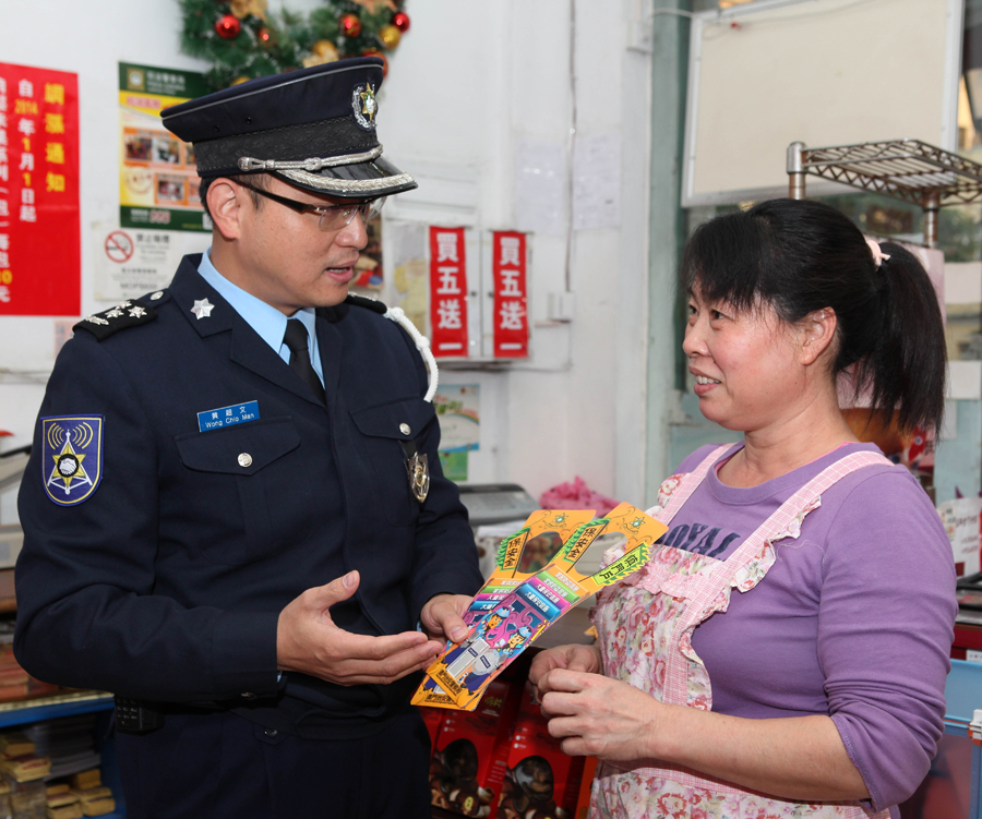 治安警向市民講解防罪要領