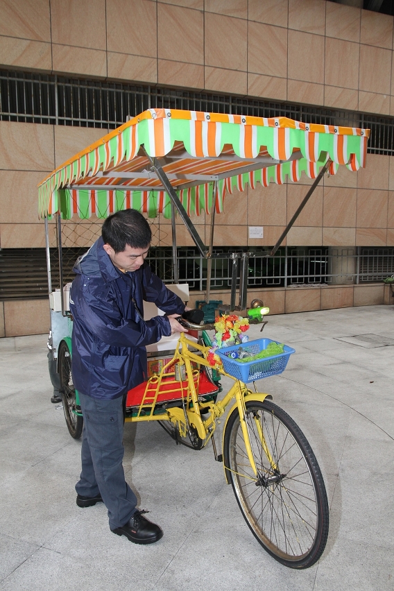 交通事務局人員為三輪車進行年度檢驗