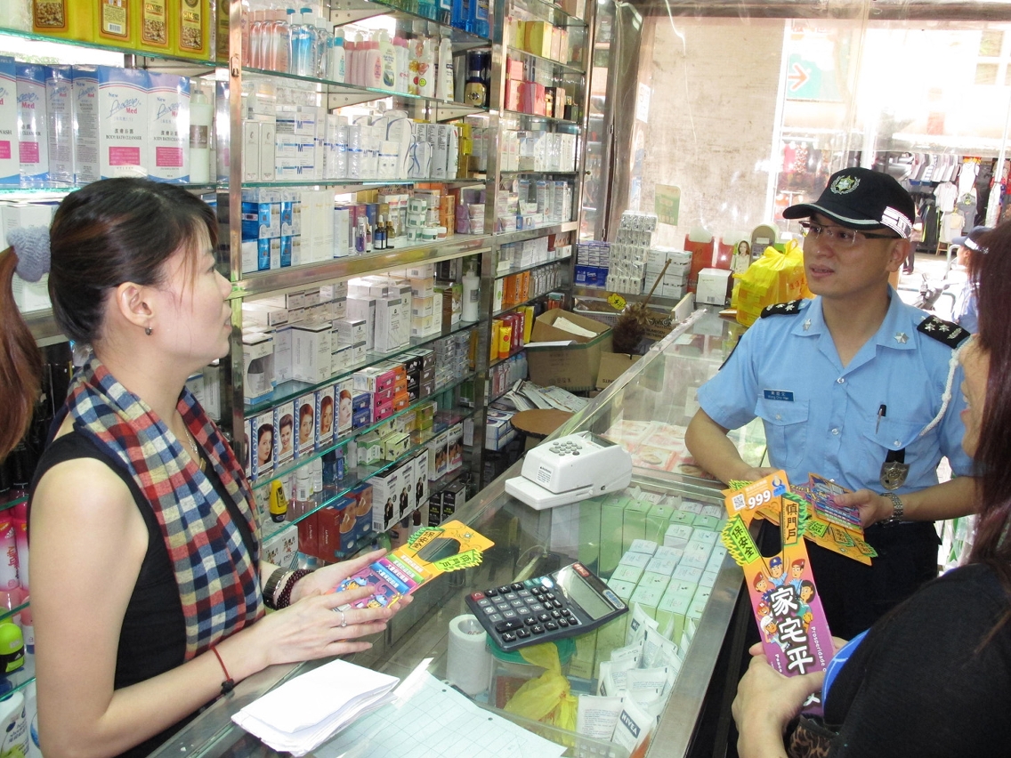 警方與店鋪負責人接觸了解警情