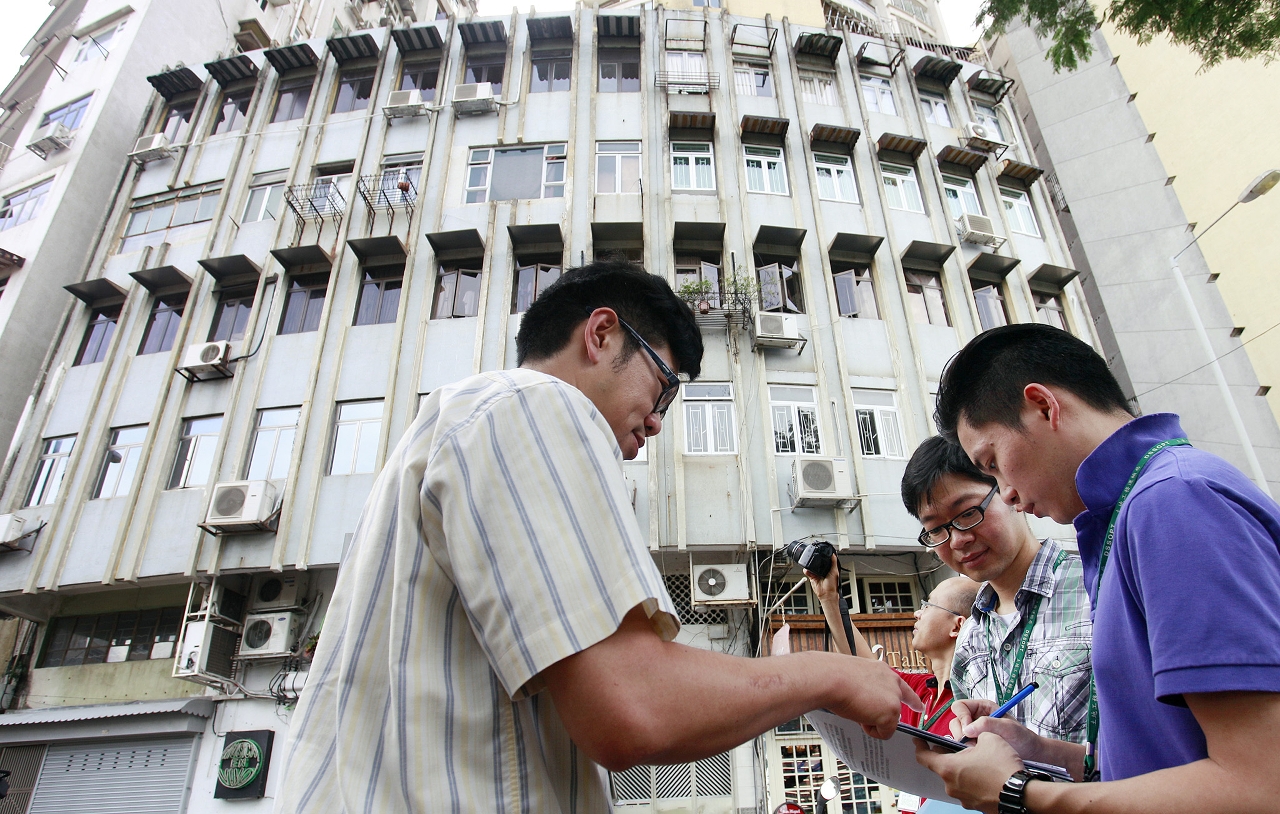 工務局人員示範對樓宇外部情況進行檢查。