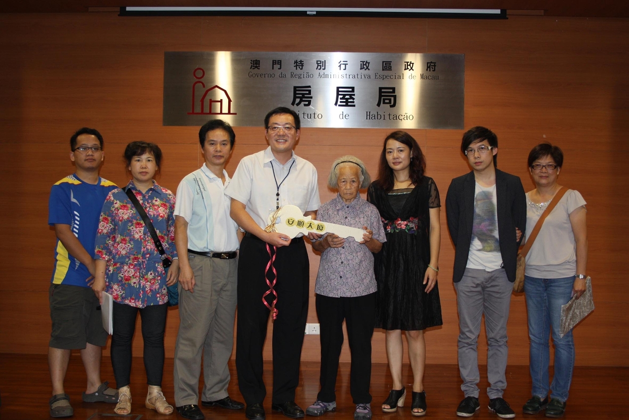房屋局樓宇管理廳楊錦華廳長向安順大廈首批業主進行頒發鎖匙儀式
