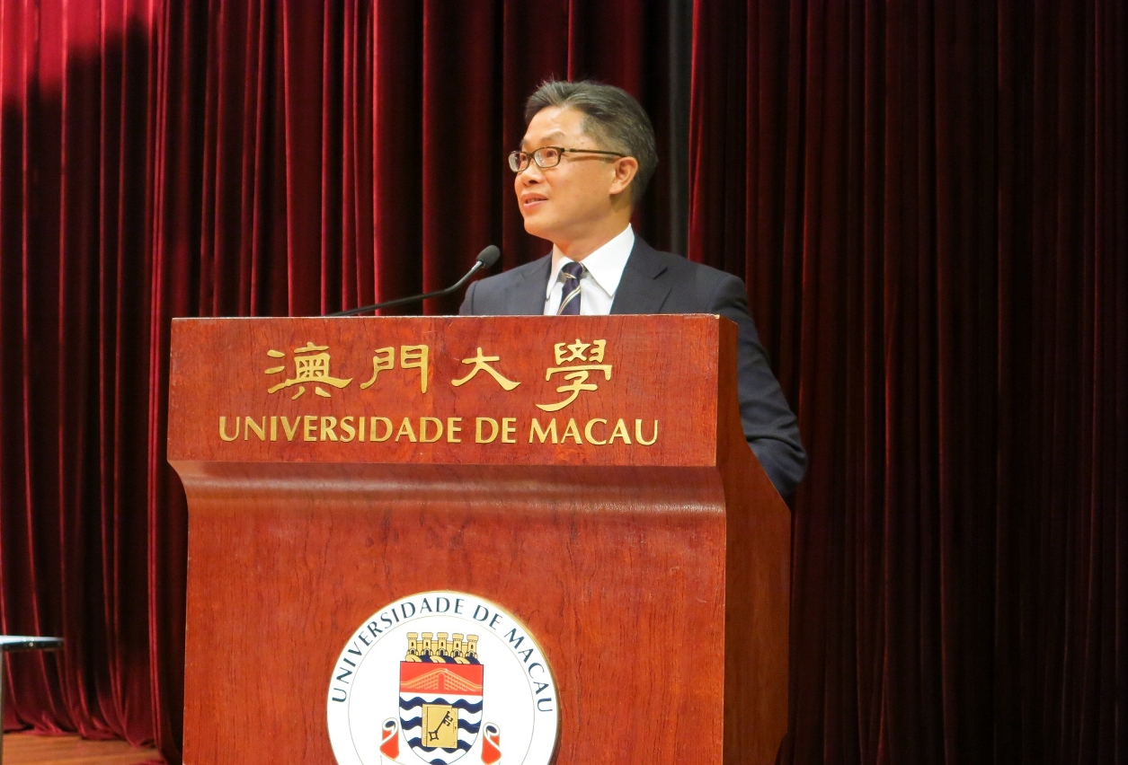 莫啓明勉勵學生積極吸收知識和經驗