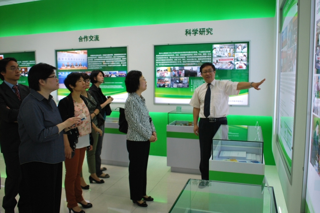 聽取國家食品安全風險評估中心人員介紹中心情況