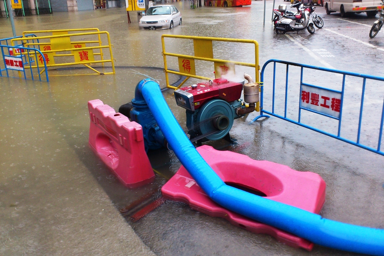 泵機協助抽走水浸範圍積水