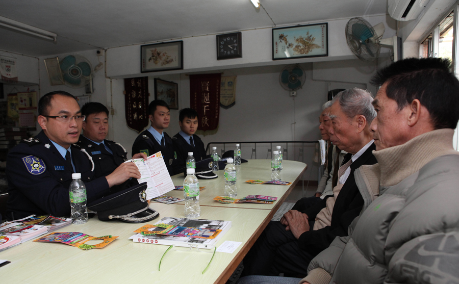 警官向坊會代表講解防範策略