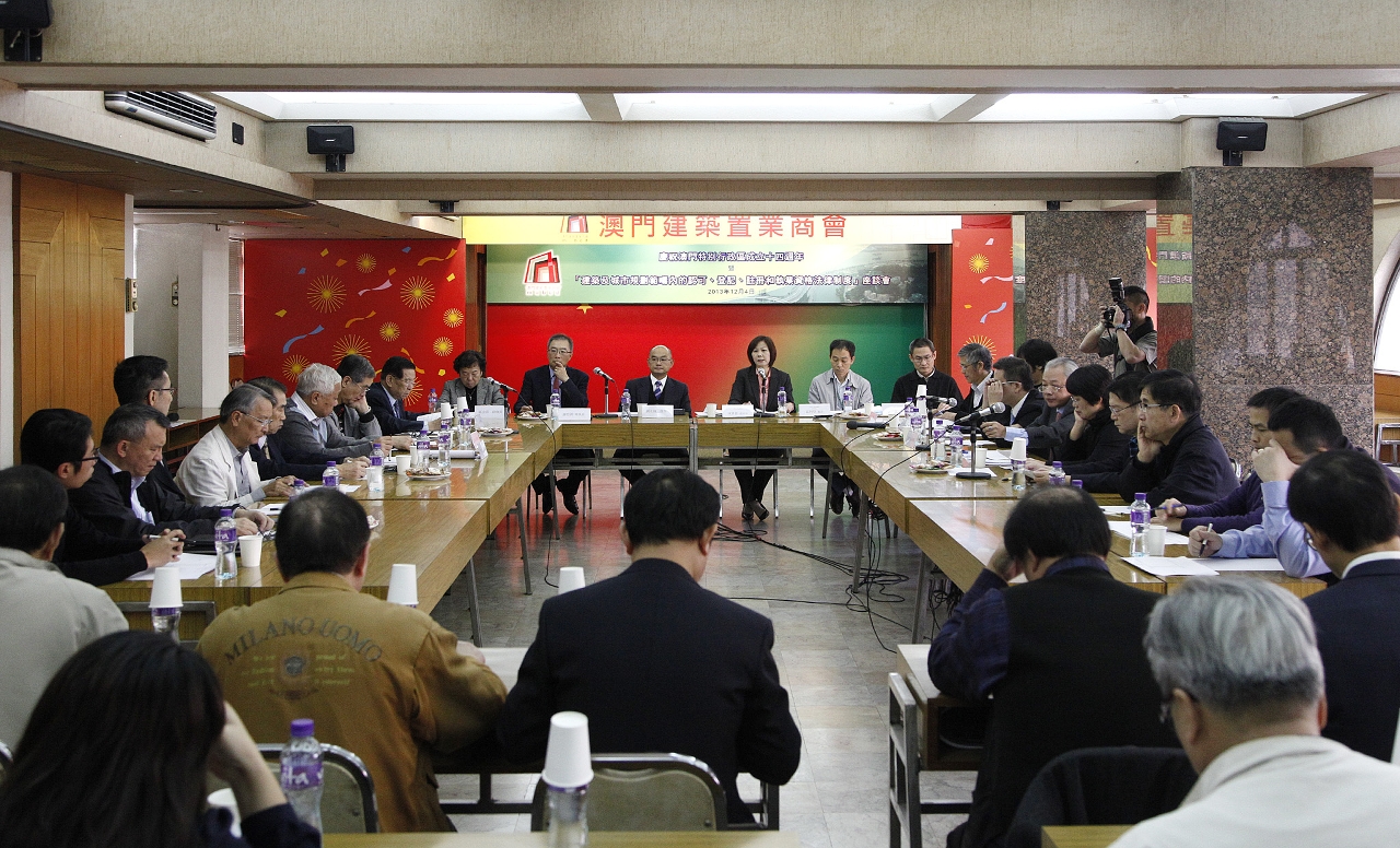 工務局人員出席建置商會舉行的座談會，向業界介紹新法案。