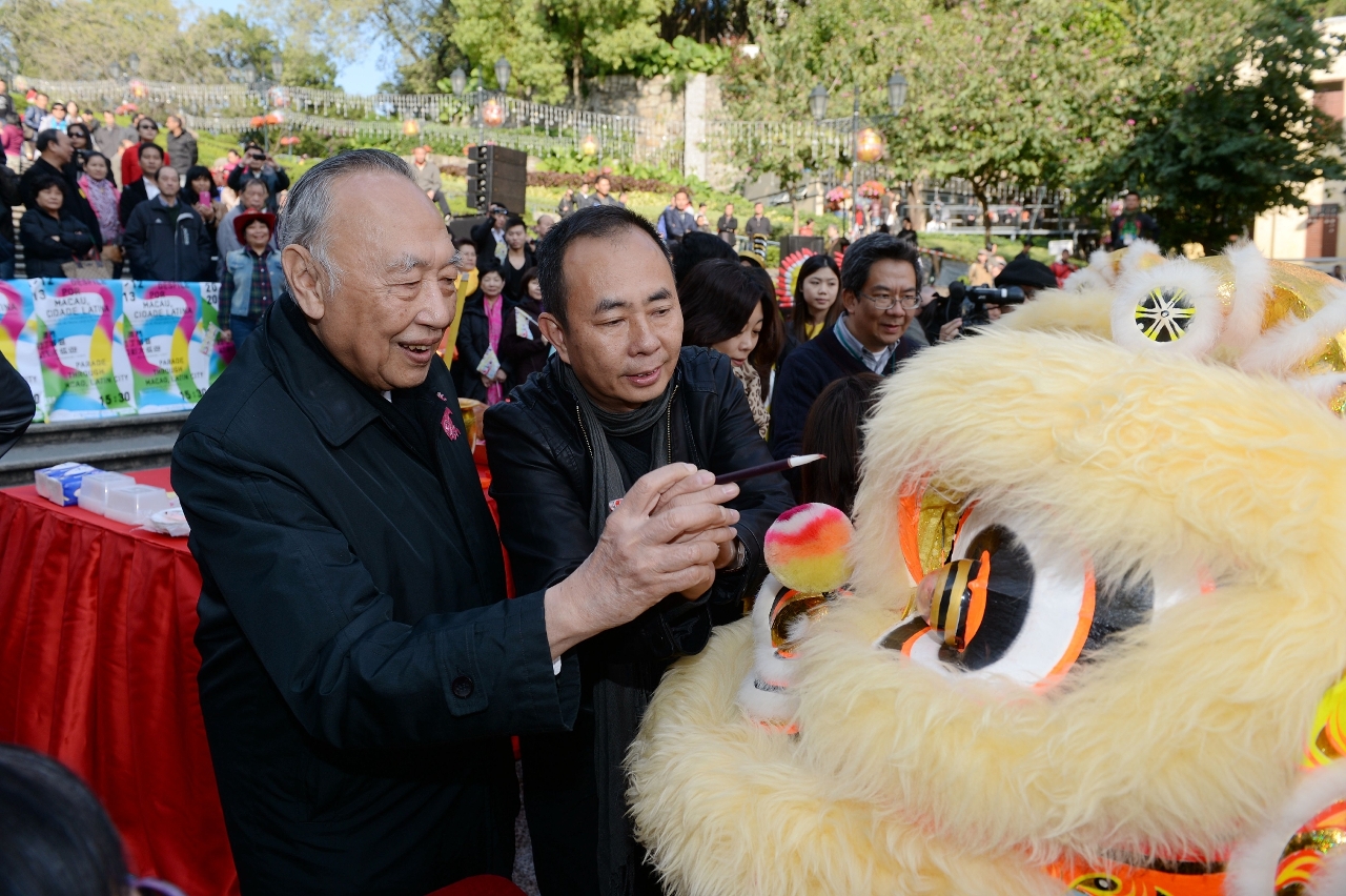 文化局組織拜神儀式，統籌人員、合作單位與藝團代表齊心祝願《澳門拉丁城區幻彩大巡遊》活動圓滿進行。