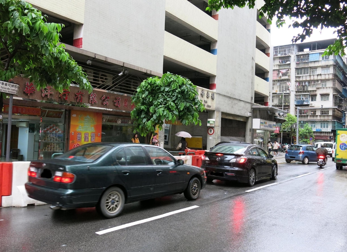 栢麗停車場外常有車輛佔用一行車線影響交通