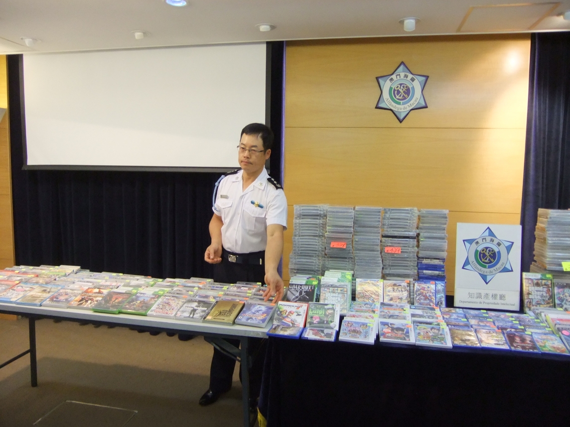 海關揭發三舖非法售賣遊戲光碟案 相片一：海關發言人講述案件經過