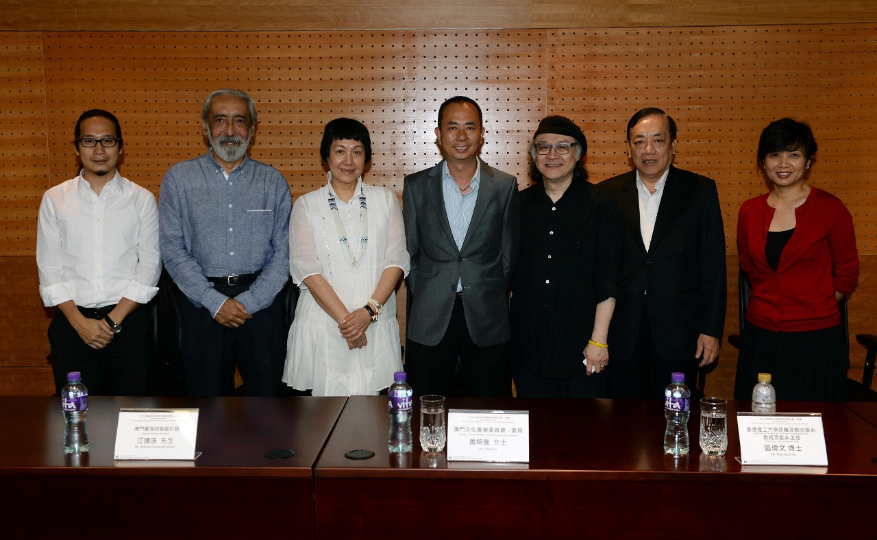 文化局吳衛鳴局長與評審團合影（左至右分別為：陳炳輝、江連浩、蕭婉儀、吳衛鳴、區偉文、馮信堅、關治平）
