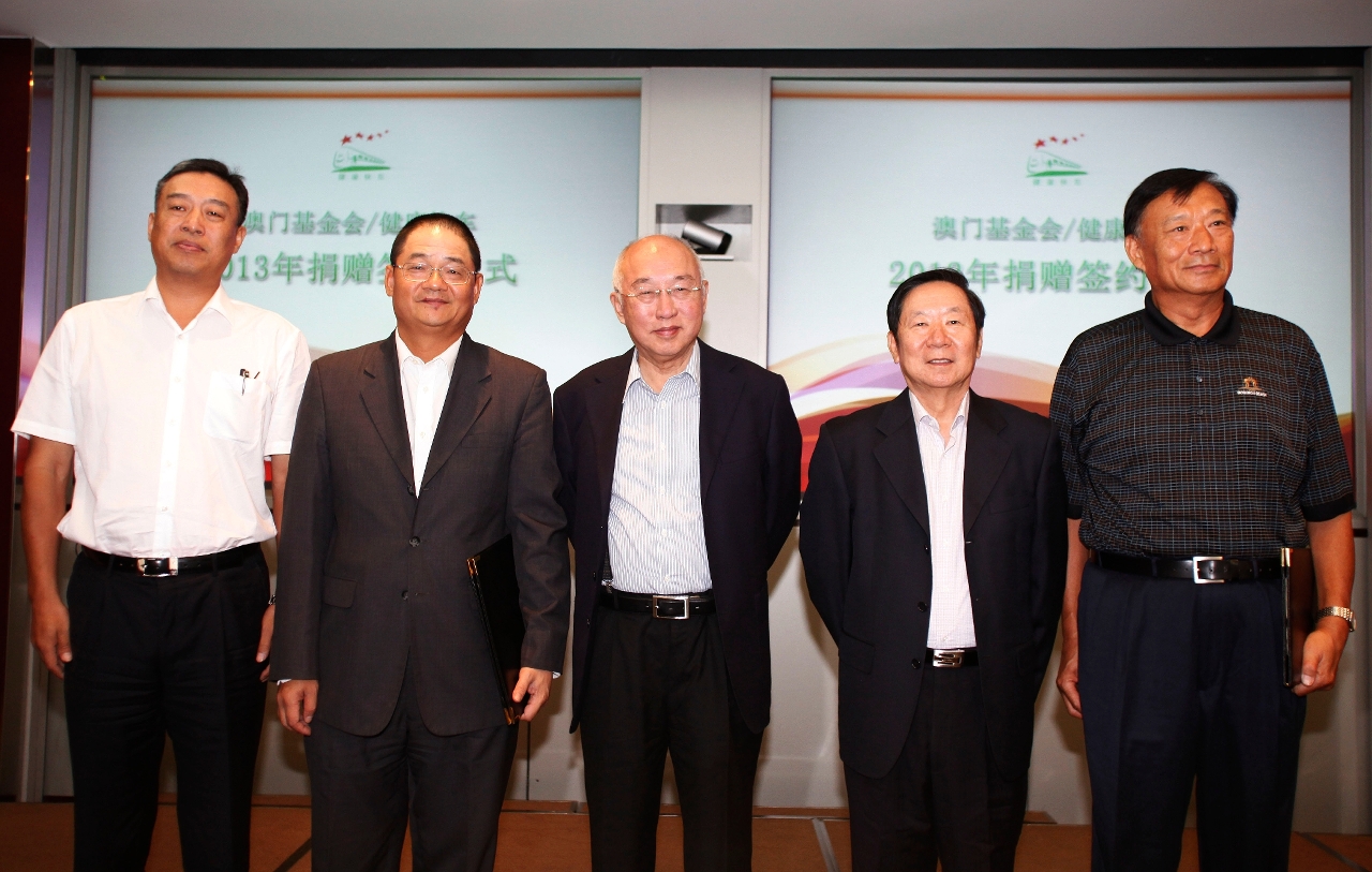 吳志良、何光暐與出席簽約儀式的嘉賓合影