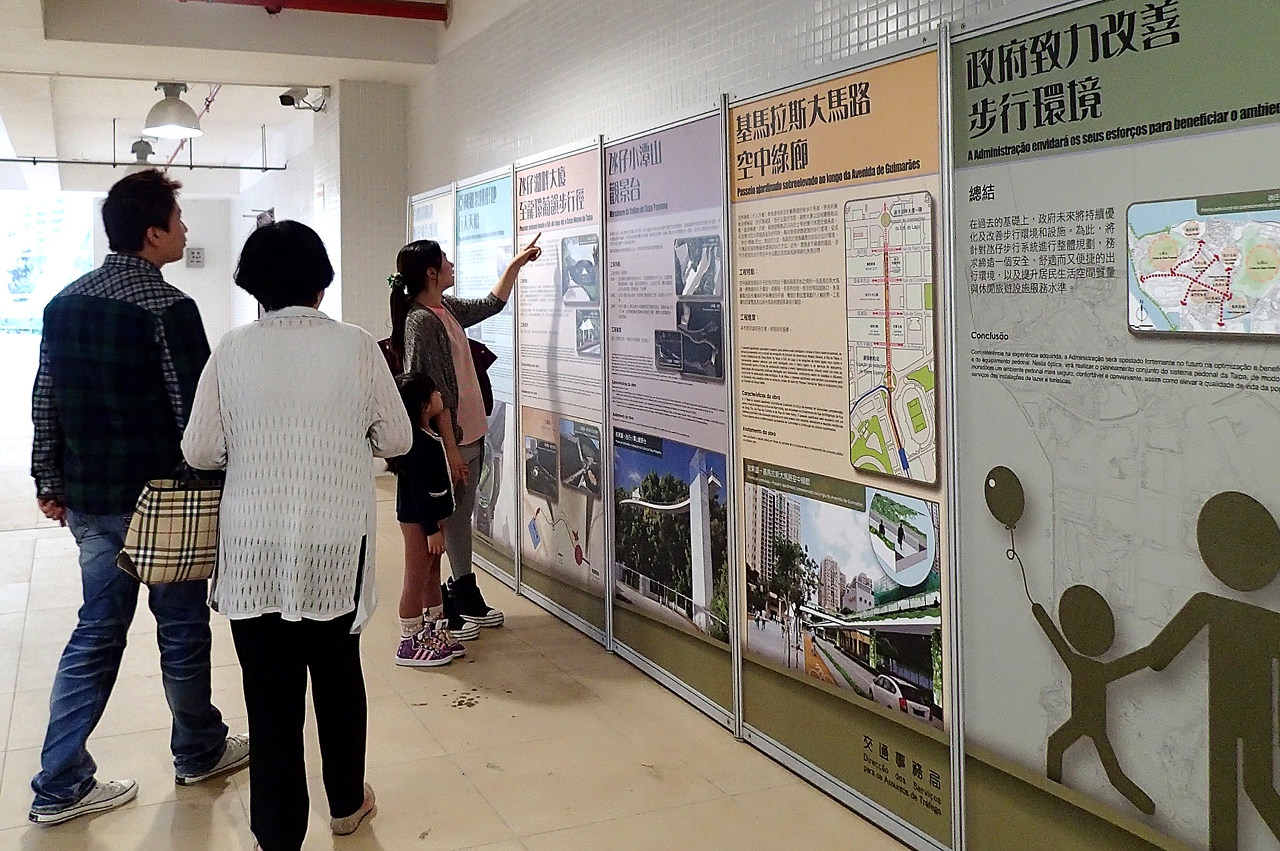 居民閱覽展板內容