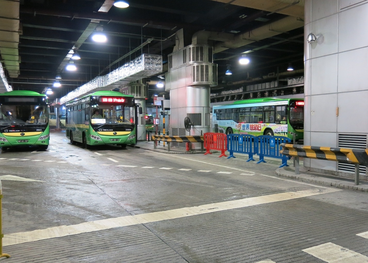 暴雨期間關閘地下巴士總站如常運作