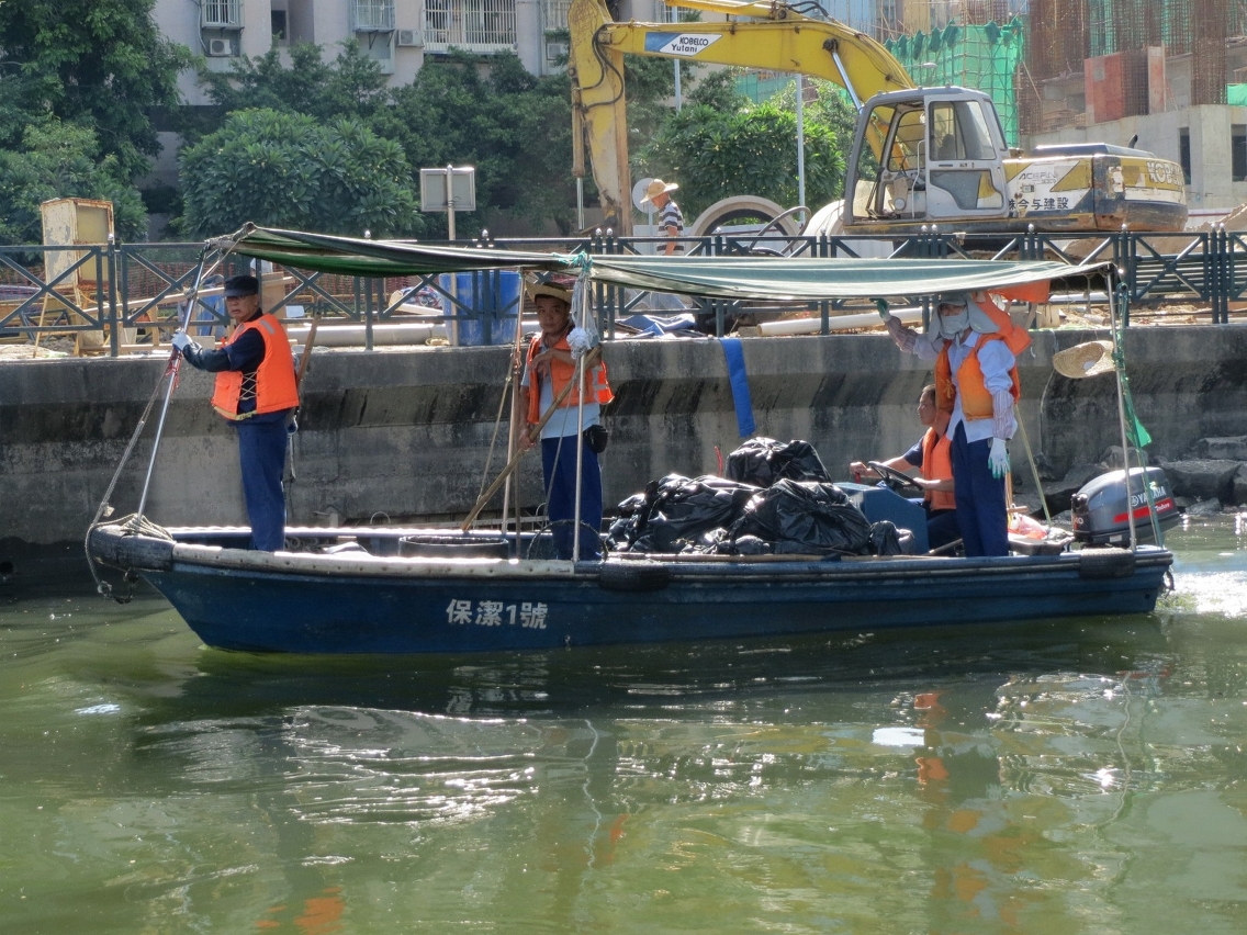 海事局派出人員和船隻加緊清理死魚