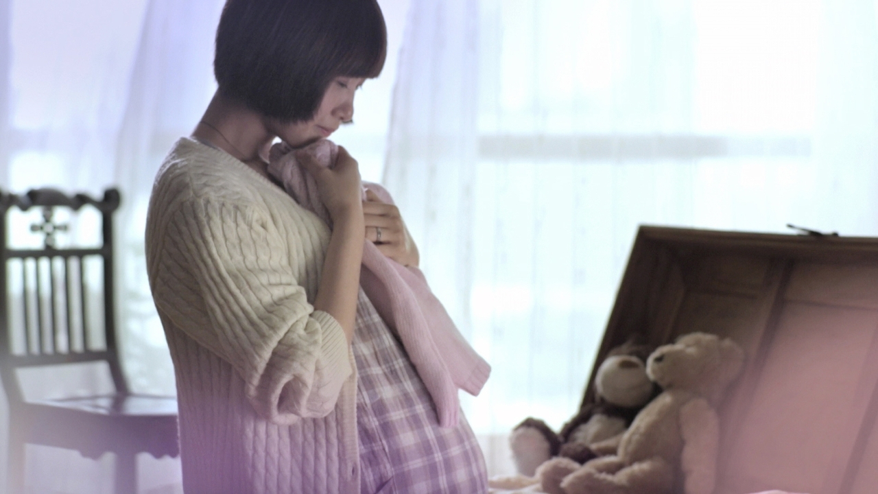 女主角打算將小時候的衣服送贈即將出生的女兒傳承綠色生活理念