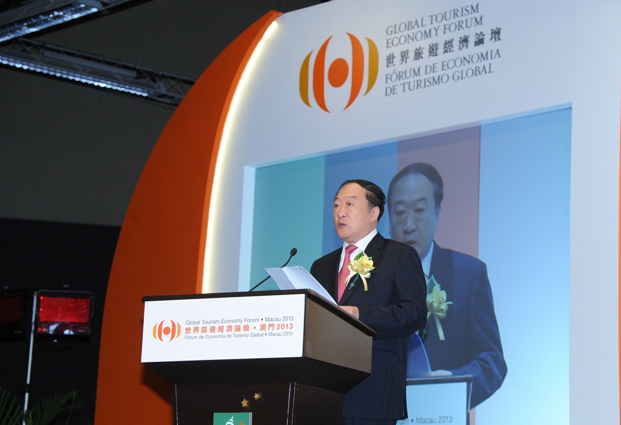 中國人民政治協商會議全國委員會副主席蘇榮致賀詞