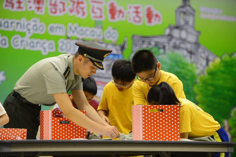 中國人民解放軍駐澳部隊人員與小學生互動遊戲