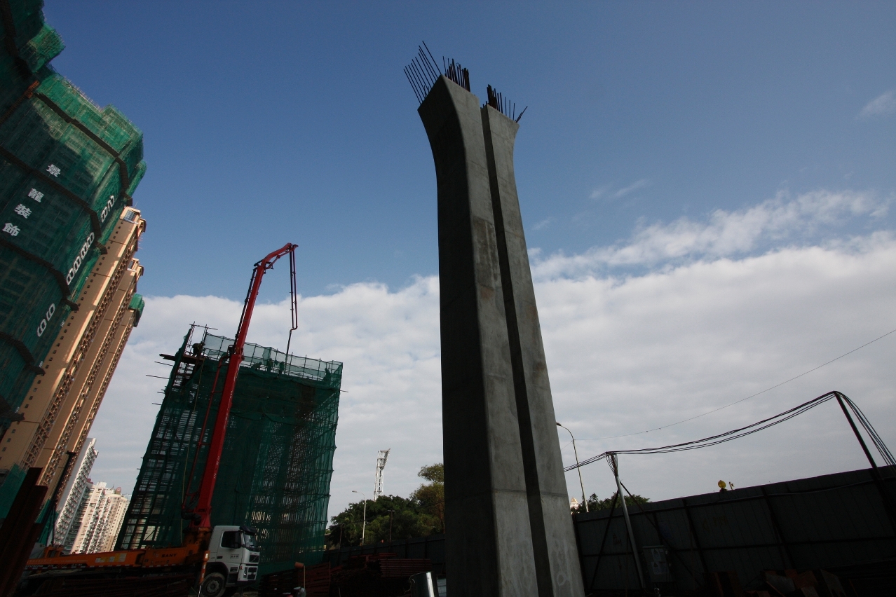 輕軌沿線部份路段已完成高架橋橋墩的建造