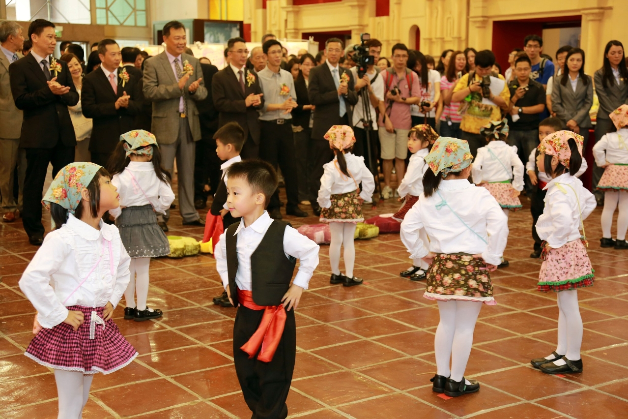 明愛幼稚園小朋友穿上在囚人製作的服飾，表演葡國土風舞