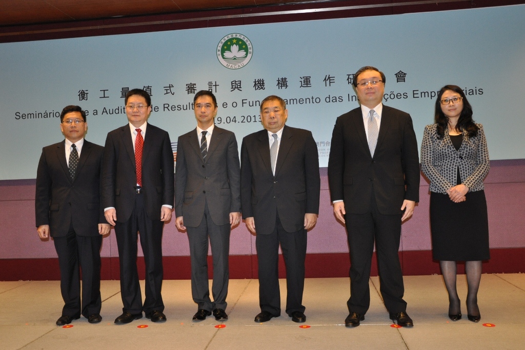 審計長何永安、澳門會計專業聯會會長崔世昌與主講者合照