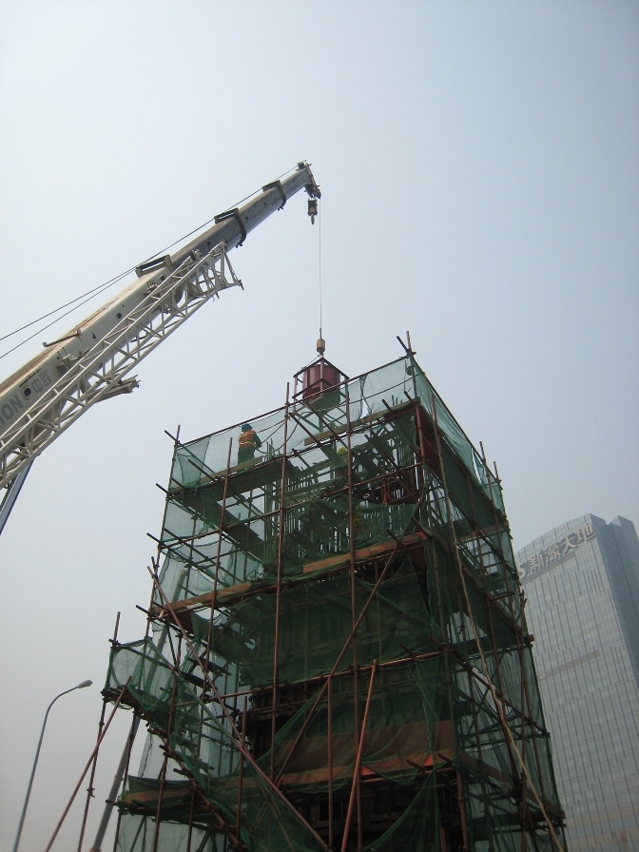 施工人員為首支輕軌橋墩注入混凝土