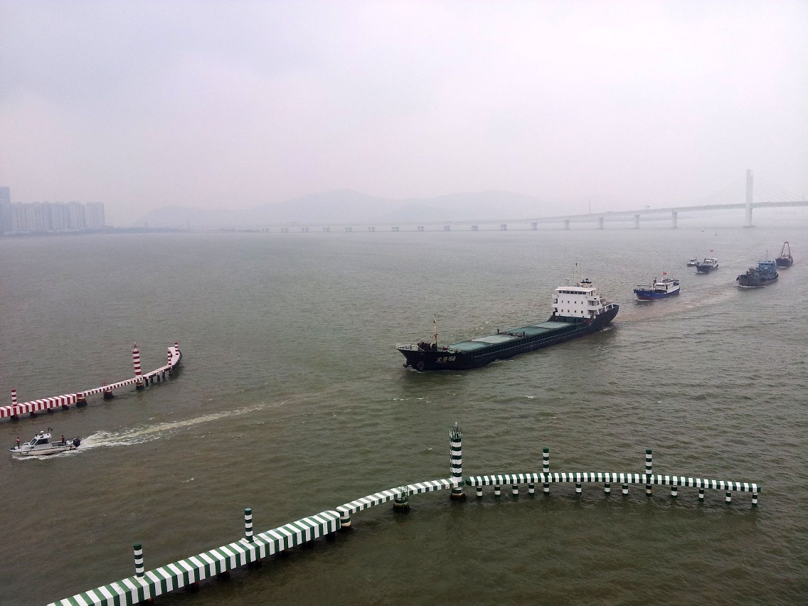 海事局聯同海關協助船隻有序出港作業