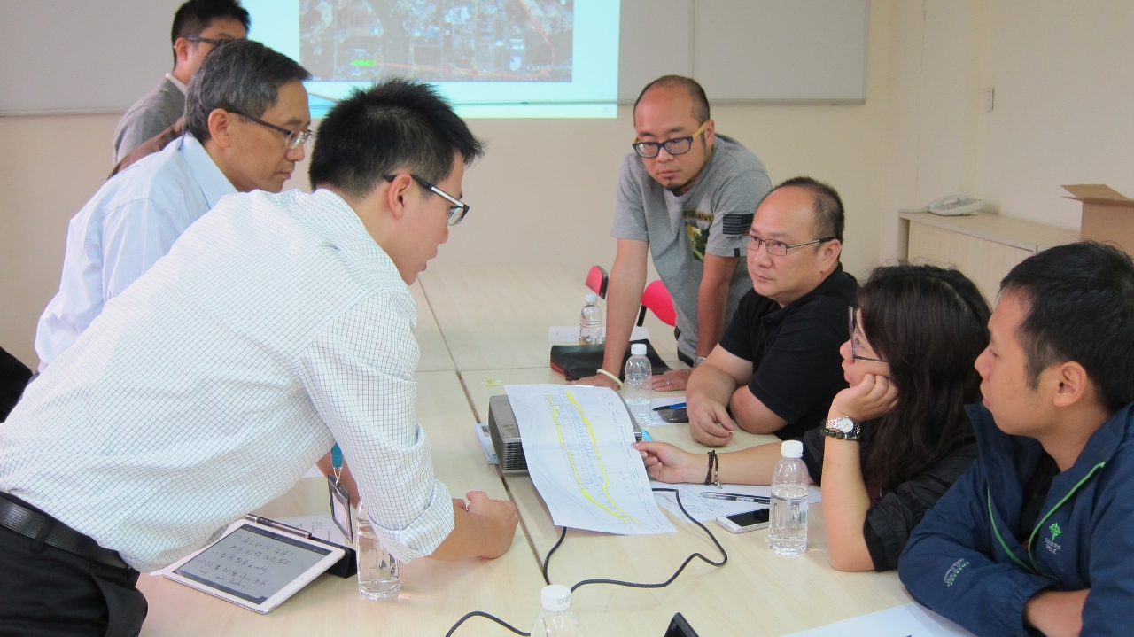 運建辦向輕軌離島社區聯絡小組講解施工安排