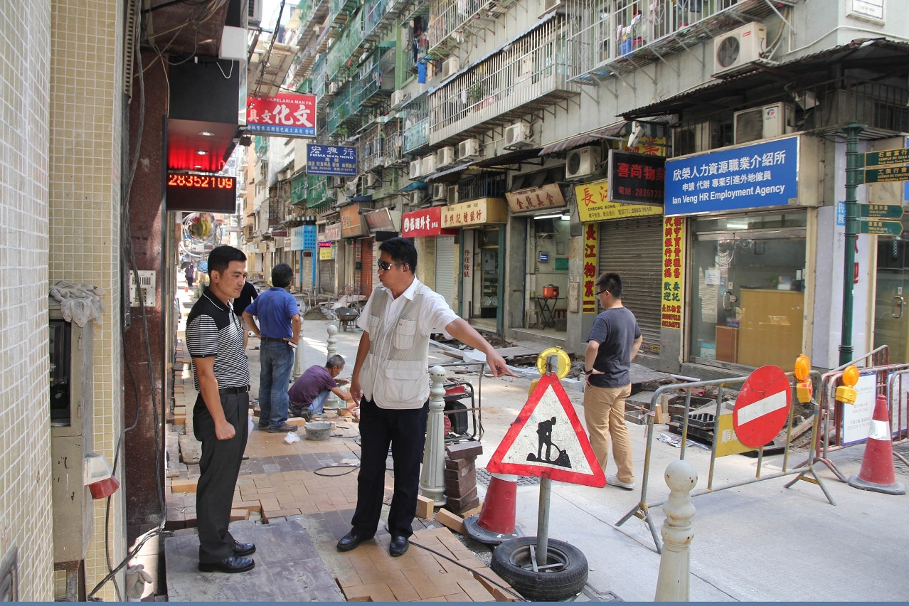 交通事務局人員視察渡船街施工進度