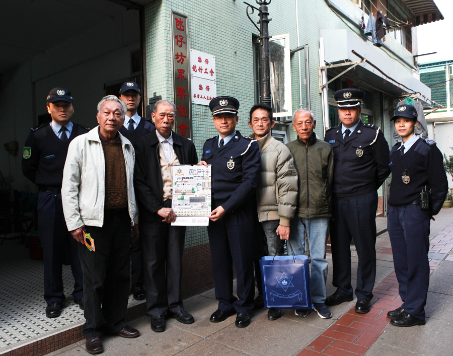 治安警向坊會負責人贈年曆