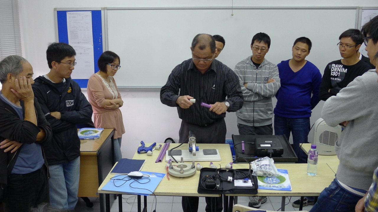 講師展示再生水管的熱熔接駁技巧