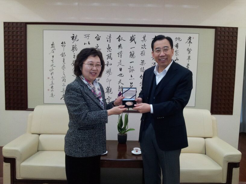 陳麗敏司長向中國駐歐盟使團團長吳海龍大使致送紀念品